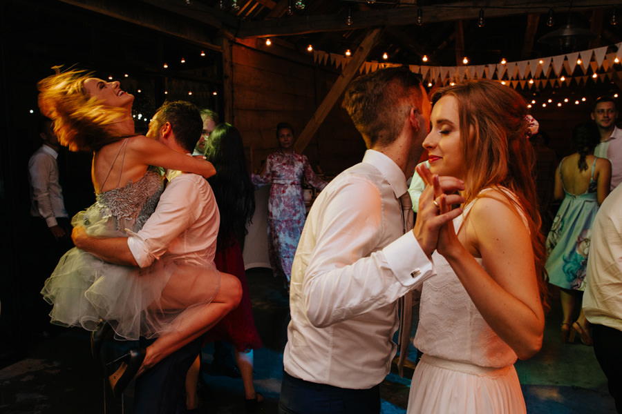 najlepsze wesele 2020, goscie weselni, impreza z przyjaciolmi, fotograf na wesele, najlepszy fotograf slubny 2020,