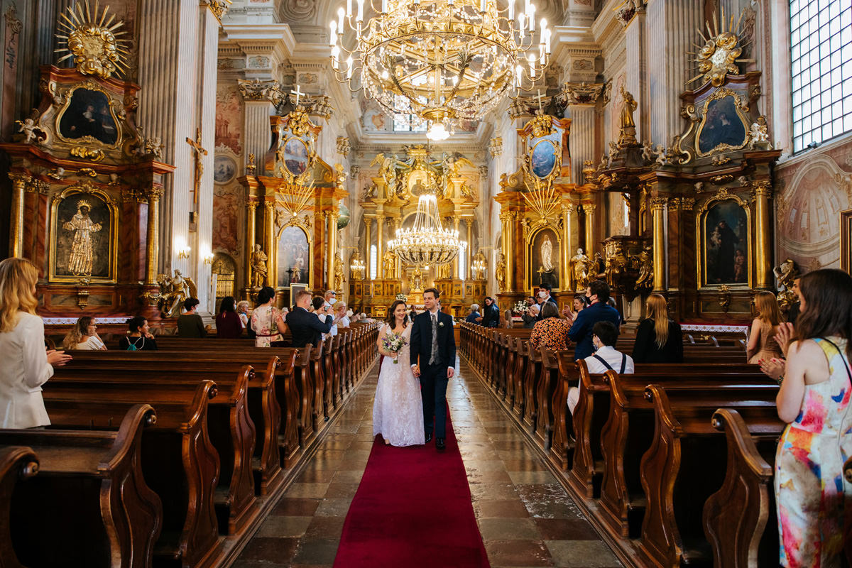 nowożeńcy, św anna, najpiękniejsze kościoły w warszawie, wesele mokoto, fotograf ślubny warszawa.